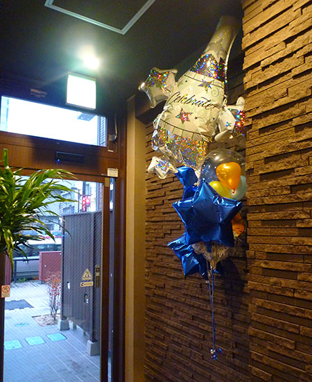 富山駅前の新鮮魚介の居酒屋 魚富様にひときわ目立つ開店祝いバルーン
