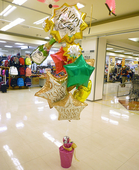 富山市のアピタ富山店様 新年を祝うお正月用の店内装飾バルーン