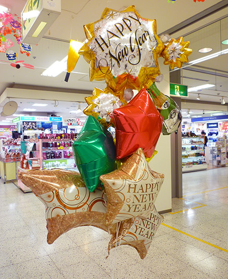 富山市のアピタ富山店様 新年を祝うお正月用の店内装飾バルーン